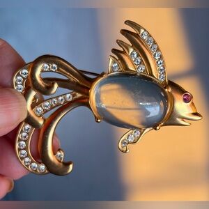 HARRICE SIMONS MILLER HM 1999 GOLDTONE LUCITE JELLY BELLY RHINESTONE FISH BROOCH